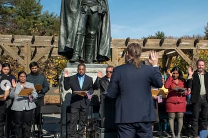 La solicitud de residencia por registro requiere completar el Formulario I-485 y asistir a una entrevista