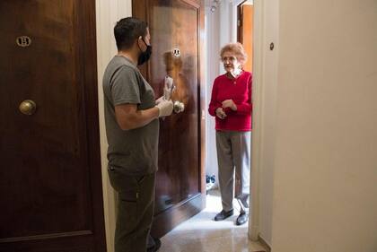 Estela Gamondés recibe a Julio con una gran sonrisa y le agradece la ayuda