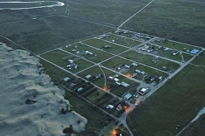 Vista de La Chiquita con un enorme médano que avanza sobra las casas