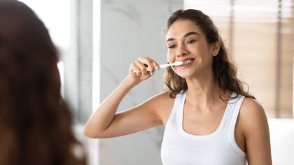La solución que plantea la dentista Ellie Phillips en TikTok es dejar el cepillo fuera del baño durante 24 horas para que se seque, y que la higiene bucal se realice con dos cepillos diferentes, para no interrumpir la rutina de lavarse los dientes dos veces al día