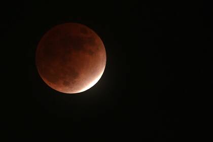 La sombra de la tierra cubre la luna durante un eclipse lunar parcial el viernes 19 de noviembre de 2021 en Yokohama, cerca de Tokio