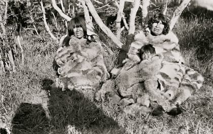 La sombra del fotógrafo Martín Gusinde se incluye en este retrato de mujeres y niños selk´nam.