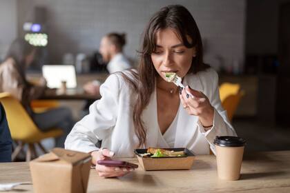 La somnolencia tras comer puede indicar problemas de salud (Foto de carácter ilustrativo: Freepik)