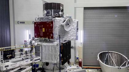 La sonda BepiColombo en Holanda, durante los últimos exámenes