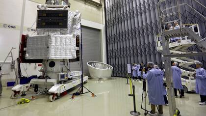 La sonda BepiColombo en Holanda, durante los últimos exámenes