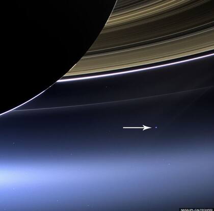 La sonda Cassini tomó su propia versión de la foto en 20143, en la que se aprecian los anillos de Saturno