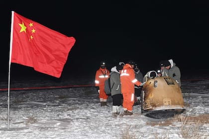 La sonda Chang'e 5 devolvió con éxito el suelo lunar a la Tierra el 17 de diciembre de 2020 en Siziwang Banner, Mongolia Interior, China