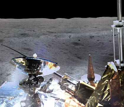 La sonda china Chang'e-4 tomó fotos panorámicas en la superficie lunar tras protagonizar el primer aterrizaje controlado de una nave en la cara oculta de la Luna