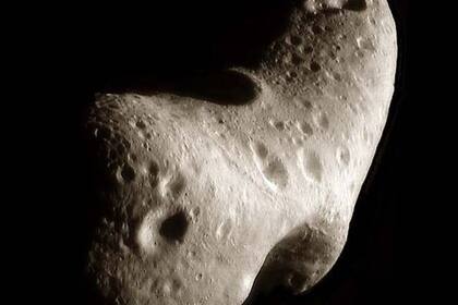 Conocer si Didymos B está compuesto de roca como el asteroide 433 EROS (en la foto) o de piedras sueltas o arena es un dato fundamental para determinar la fuerza del impacto