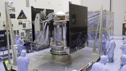 La sonda OSIRIS-REx en las instalaciones del Centro Espacial Kennedy de la NASA, en Cabo Cañaveral.