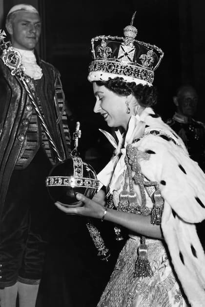 La sonriente Isabel II a su llegada al Palacio de Buckingham desde Westminster (Crédito: Corbis)