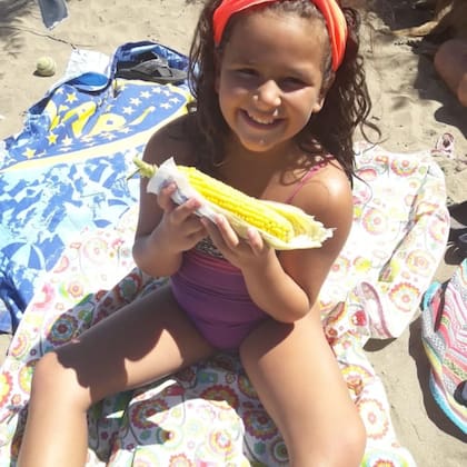 La sonrisa de Ema inmortalizada durante un verano en familia. Desde que era una niña, amaba la playa y el mar.