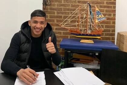 La sonrisa de Ezequiel Fernández cuando firmó su primer contrato con Boca