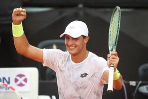 Nació en Villa Gesell, representa a Italia, se entrenó con Djokovic y se luce en Córdoba