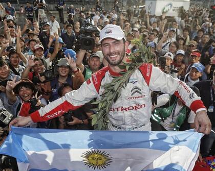 La sonrisa de Pechito, con la bandera argentina y los laureles de campeón