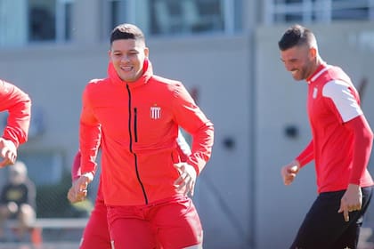 La sonrisa de Rojo, junto con el arquero Mariano Andújar; el préstamo del defensor, de 30 años, termina el 30 de junio y deberá reincorporarse a Manchester United, que lo cotizó para el mercado de pases en 15 millones de dólares