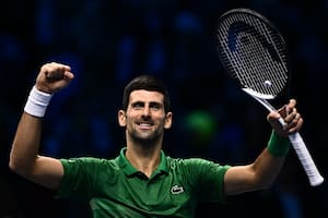 Djokovic gana hasta cuando más parece que puede perder y espera rival en una final supermillonaria