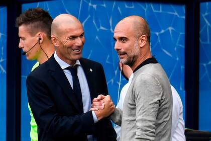 La sonrisa de Zinedine Zidane en el saludo a Pep Guardiola: Manchester City venció 2-1 a Real Madrid y lo eliminó de la Champions League.