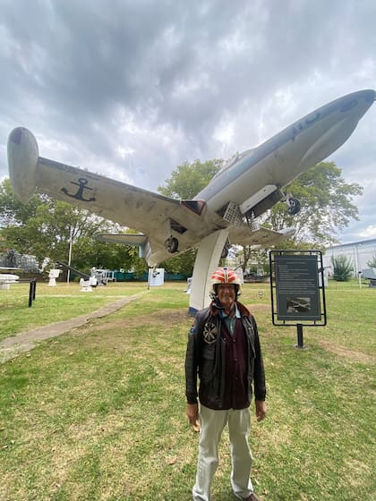 La sonrisa regresa a Juan Maria Pechar cada vez que se reencuentra con su viejo amigo de los cielos, el Grumman Panther (3-A-118) perteneciente a la Primera Escuadrilla de Ataque. (Gentileza Federico Pechar).