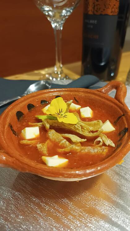 La sopa azteca es tradicional de la región del Valle de México. Es un caldo a base de tomate con tortillas fritas acompañadas de chicharrón (piel de cerdo frita), queso fresco y chile pasilla.