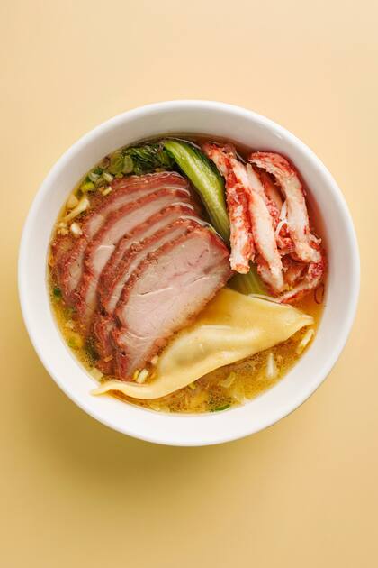 La sopa con wanton y char siu (fetas de cerdo marinado)