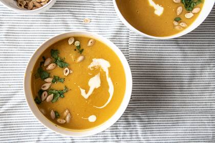 La sopa de crema de calabaza y manzanas.