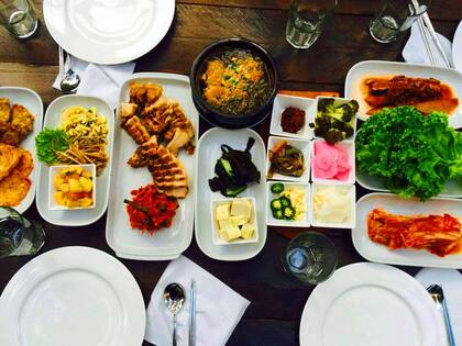 La sopa del día de BAB, Budae-jjigae y muchos banchan.