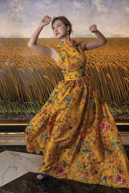 La soprano baila y se mimetiza con las espigas del mural del artista argentino Eugenio Cuttica. 