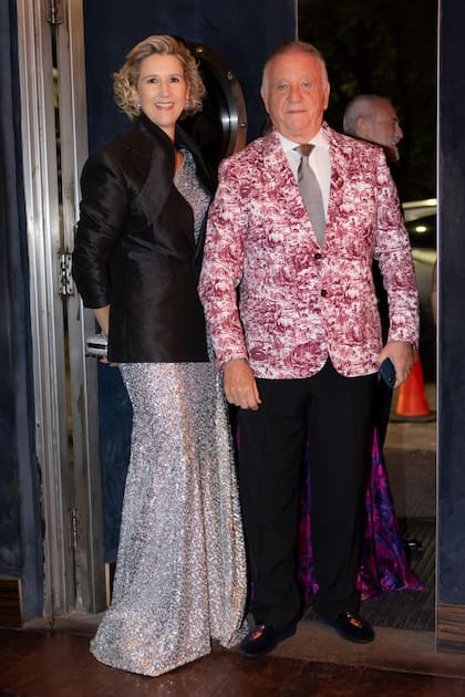 La soprano Sara Fleming (con vestido largo de lentejuelas, que compró en Estados Unidos) y Roberto Devorik, con un original saco en Toile de Jouy. "Me gusta dar el toque distinto y no estar uniformado con el clásico black tie", dijo el argentino y gran amigo de la princesa de Gales.