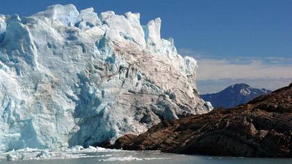 La sorprendente masa del Perito Moreno se acercó a la costa y formó un dique natural