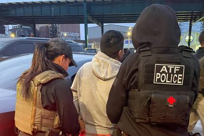 Segun relataron los familiares del joven detenido, los agentes de ICE les solicitaron documentación y, a pesar de que Jhonthan mostró su pedido de asilo en trámite, fue detenido