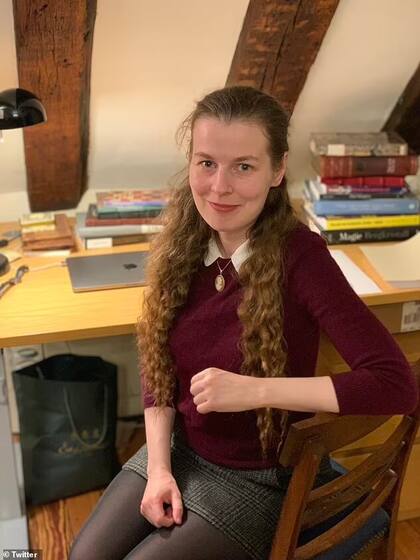 La sorpresiva técnica que utilizó la mujer para salir de la habitación en la que estaba encerrada (Foto: X)