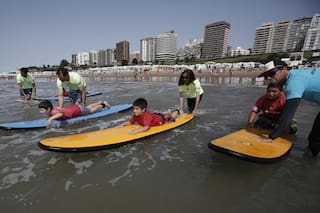 Una escuela de surf, la excusa para que chicos marplatenses conozcan el mar