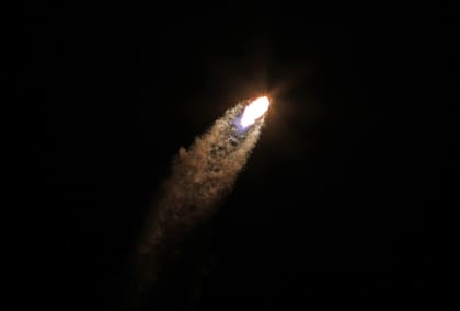 La SpaceX Falcon 9 tras despegar del Kennedy Space Center 