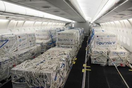 La Sputnik V llegó en vuelos provenientes de Rusia, pero este mes comenzó la producción local