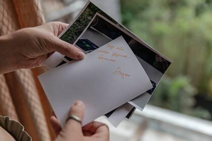 La Sra. Ptushkina mostrando fotos que sus amigos le habían dejado con mensajes. “Cuando estés triste, solo recuerda”, dice una de las notas. (Foto: Nyimas Laula)