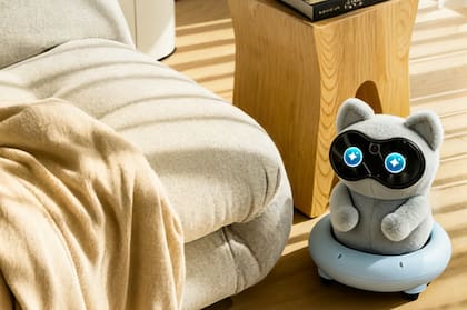 La startup japonesa Ludens AI presentó Cocomo, una mascota robot autónoma que puede seguirte por la casa y responder a la voz y al tacto
