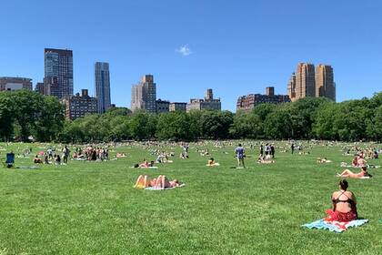 La suba de temperaturas invita a que los parques de Nueva York se llenen de vecinos