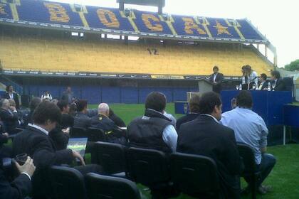 La subasta por Bouzat tuvo lugar en la Bombonera en 2021; Boca ofreció 100.000 dólares por 50% del pase, y Vélez se lo llevó al proponer 150.000.