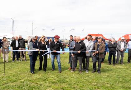 La subsecretaria bonaerense de Agricultura, Ganadería y Pesca, Carla Seaín; la intendenta de Cañuelas, Marisa Fassi; Alfonso Bustillo, presidente de Angus; Amadeo Derito, vicepresidente de Angus; Hernán Santarelli, subgerente general del área comercial de Bapro, y Marcelo Torres, presidente de Aapresid