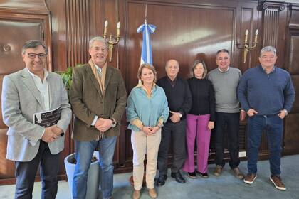 La subsecretaria de Ambiente, Ana Lamas, y el director de la cartera, Federico Caeiro, recibieron a ruralistas de Río Negro, Nora Lavayén, Daniel Lavayen y Luis Sacco; Enrique Jamieson y César Guatti,, por Santa Cruz, y Osvaldo Luján, por Chubut