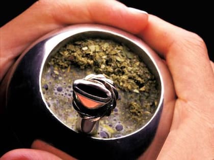 La suciedad no sólo puede generar un ambiente de hongos y bacterias en la bombilla, sino que también altera el sabor del mate