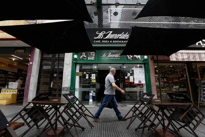 La sucursal de la pizzería Los Inmortales, sobre la Avenida Corrientes, servía 100 cubiertos por mediodía, y anteayer sirvió solo siete