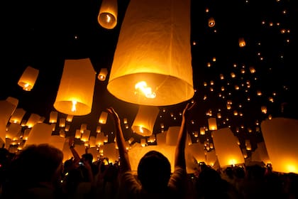 La suelta de globos de luz o linternas de Kongming es una tradición que comenzó en China como una táctica de comunicación militar 