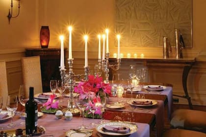 La suite cuenta con un comedor para diez personas