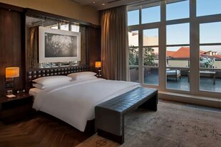 La suite diplomática en el hotel cuesta 1200 libras la noche y tiene balcón exclusivo