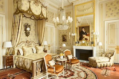 La Suite Imperial tiene una impresionante vista de la Place Vendôme, uno de los lugares más icónicos de París.