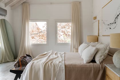 La suite principal es el único dormitorio con muchos metros de la casa, un acierto para alguien con el guardarropa de Carolina