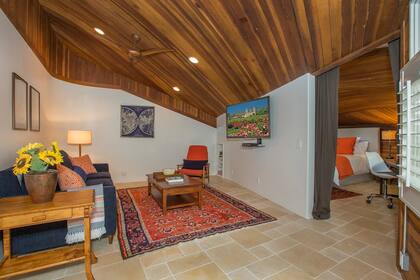 La suite principal se ubica en el tercer nivel y tiene una sala de estar