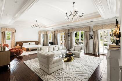 La suite principal tiene un living con
hogar.